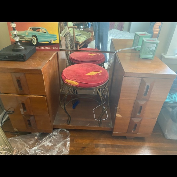 Vintage vanity with mirror and chair - Picture 2 of 3